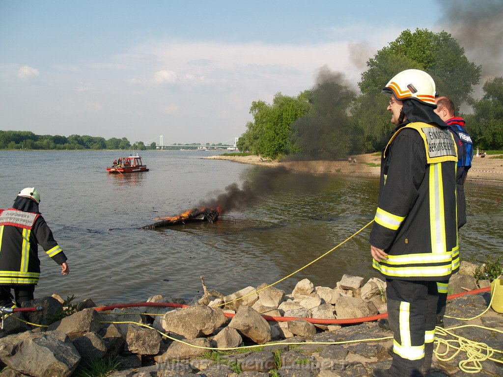 Kleine Yacht abgebrannt Koeln Hoehe Zoobruecke Rheinpark P167.JPG